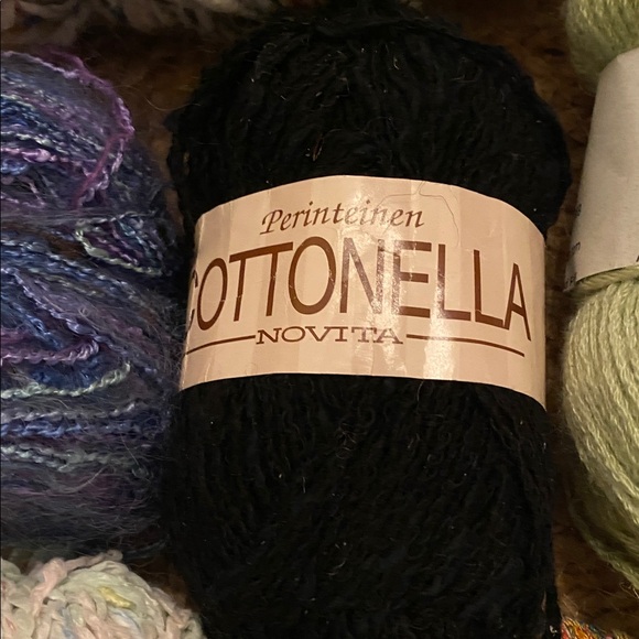 Assorted yarn bundle including merino wool and very thin variegated thread yarn - Picture 4 of 12